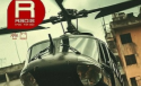 Helicóptero da polícia no ar sobrevoando uma favela