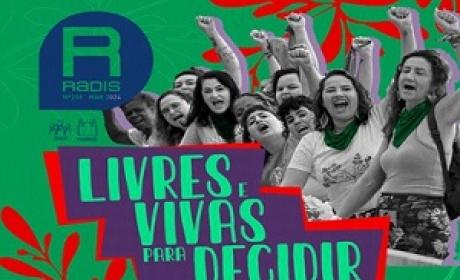 Capa da Radis mostra um grupo de mulheres com os punhos pra cima