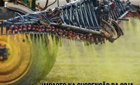 Máquina agrícola aplicando pesticidas em um campo de soja, com uma névoa de agrotóxicos sendo dispersada. O texto na imagem diz: 'Impacto na suspensão da soja - A urgência de repensar o modelo agrícola brasileiro' 