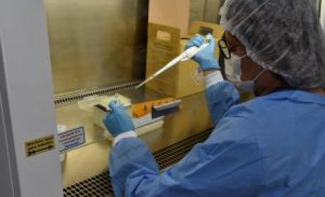 Técnico de laboratório fazendo testes de análises clínicas
