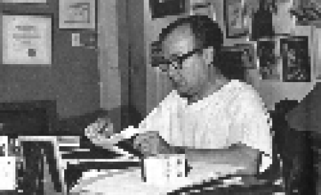 Chagas Filho/ Acervo Fiocruz Foto antiga mostra Carlos Chagas Filho mexendo em papéis em sua mesa de trabalho