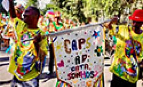 Blocos de organizações sociais aproveitam a celebração para difundir ações de saúde entre os foliões nas favelas 