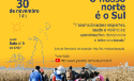 Foto de dezenas de migrantes caminhando em uma região seca com dia ensolarado