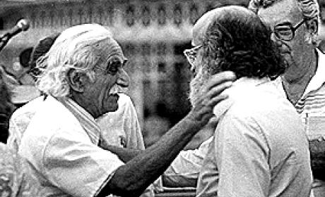 Arouca recebe o cientista cassado Haity Moussatché no ato de reintegração, em 1986. Ao fundo, o sanitarista Frederico Simões Barbosa (Acervo da Coordenadoria de Comunicação Social/Fiocruz) Foto do pesquisador Haity Moussatché cumprimentando Sérgio Arouca, então presidente da Fiocruz