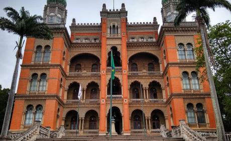 Castelo morisco da Fiocruz de frente