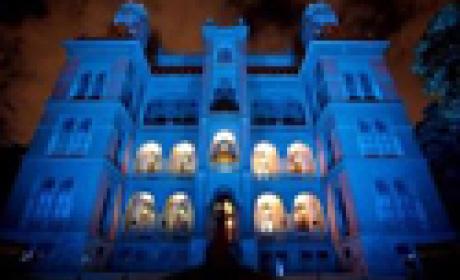 Foto: Pedro Kirilo (Jornal O Globo) Castelo iluminado de azul