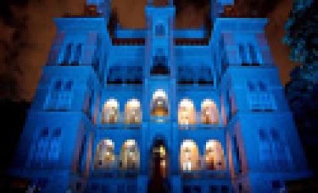 Foto: Pedro Kirilo (Jornal O Globo) Castelo Mourisco iluminado em azul