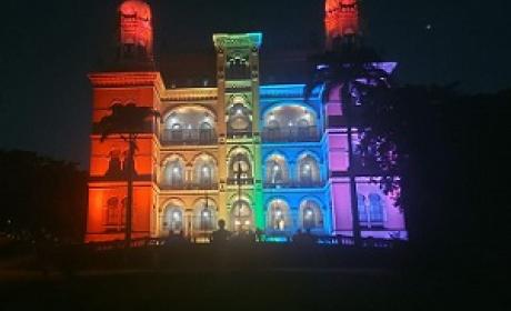 Foto: Peter Ilicciev Castelo Fiocruz iluminado com as cores do Arco-Iris