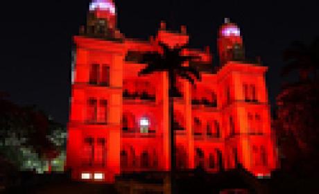 Castelo da Fiocruz iluminado por luz vermelha