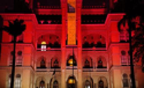 Foto: Gutemberg Brito Castelo iluminado de vermelho e branco