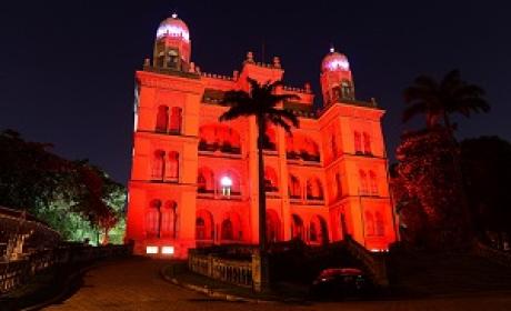Foto: Peter Ilicciev Castelo Fiocruz iluminado de vermelho