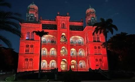 Castelo Fiocruz iluminado de vermelho