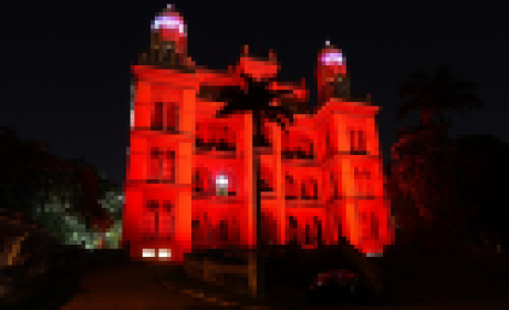 O Castelo Mourisco da Fiocruz estará iluminado de vermelho na noite desta terça-feira (31/5) em alusão ao Dia Mundial Sem Tabaco (foto: Peter Ilicciev) Castelo Mourisco da Fiocruz iluminado de vermelho