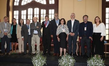 Pesquisadores, gestores, parlamentares e a ministra da Saúde, Nísia Trindade Lima