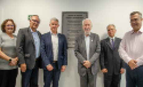 Foto: Itamar Crispim Representantes da Fiocruz Paraná, Tecpar e IBMP em frente a placa que marca o lançamento do centro