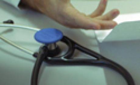 Médico atendendo uma pessoa