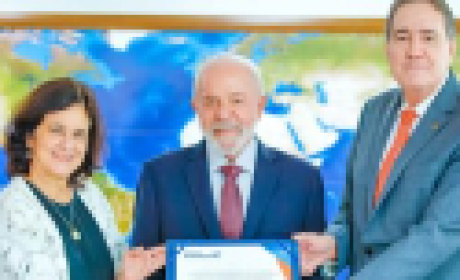 Nísia Trindade, Lula e Jarbas Barbosa segurando o certificado