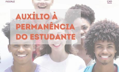 Banner com fundo branco, no topo está escrito: Auxílio à Permanência do Estudante 2024. Como fundo do banner, uma foto de vários jovens, meninos e meninas, brancos e negros em grupo sorrindo para a foto.