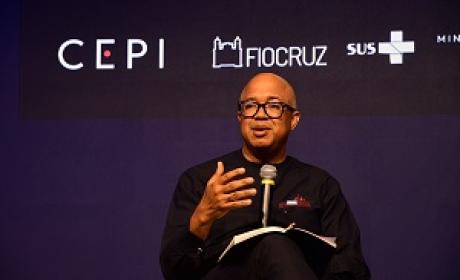 Chikwe Ihekweazu discursando no evento