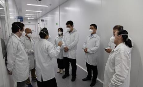 Foto: Pedro Linger Pesquisadores reunidos em um corredor de um prédio