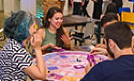Pessoas interagem durante o game