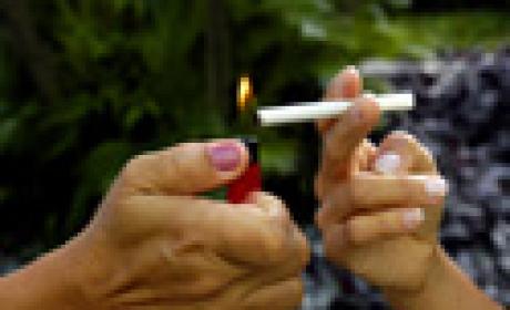 Foto: Raul Santana / Multimagens / Fiocruz Detalhe de duas mãos e um cigarro sendo aceso