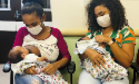 Foto: Mayra Malavé Duas mães sentadas amamentando seus bebês