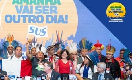 Foto: Julia Prado (MS) Participantes do encontro em um palco