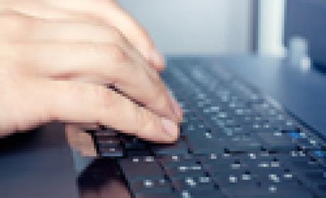 Foto: Freeimagens Imagem de mãos usando um teclado de computador