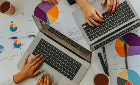 Mulheres digitam em computadores (Foto: Canva) 