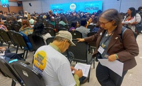 Foto: Divulgação Participante assinando a moção