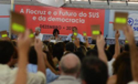 Foto: Peter Iliciev Participantes do congresso votando