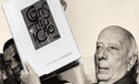 Foto: Acervo Fiocruz Ulisses Guimarães segura o livro da Constituição