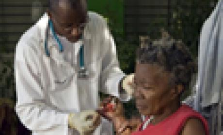 Foto: Acervo Agência Fiocruz de Notícias Mulher haitiana sendo atendida por um médico