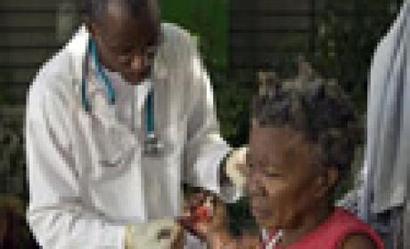 Foto: Acervo Agência Fiocruz de Notícias Médico atende paciente mulher no Haiti