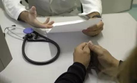 Foto: Divulgação Pessoa sendo atendida por um médico
