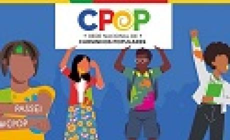 Ilustração com jovens celebrando sobre fundo azul e a imagem do logo do curso 