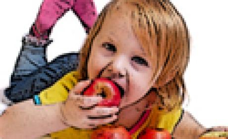 Imagem: Reprodução IFF menina come maçãs