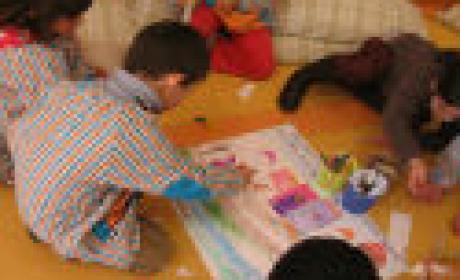 Foto: Agência Fiocruz de Notícias Crianças brincando com desenhos e pinturas