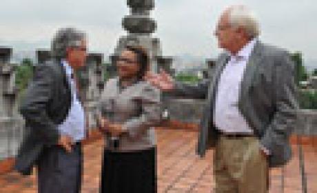 A ministra da Saúde do Haiti, Florence Duperval Guillaume, o presidente da Fiocruz, Paulo Gadelha, e o coordenador do Cris, Paulo Buss (Foto: Peter Ilicciev)