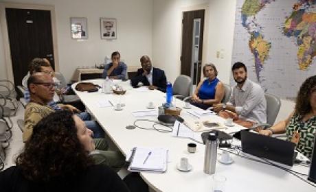 Foto: Pedro Linger Participantes da reunião reunidos ao redor de uma mesa