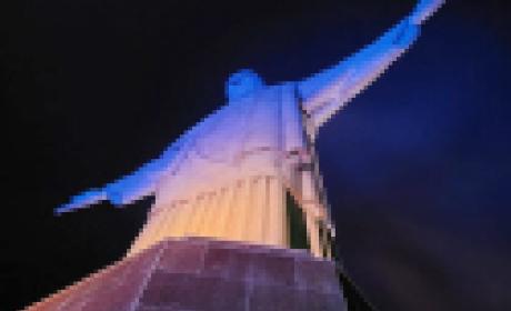 Cristo iluminado para celebrar os 100 anos do IFF/Fiocruz