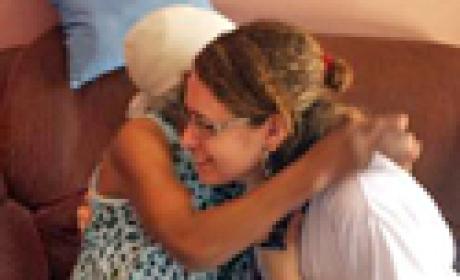 Imagem: Ensp Médica abraçando mulher idosa