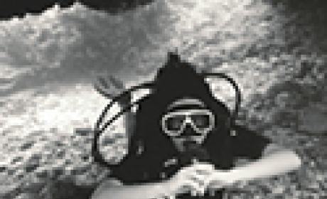 Mulher mergulhando no fundo do mar com snorkel