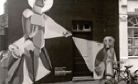 Desenho de um homem iluminando um cachorro com uma lanterna na rua