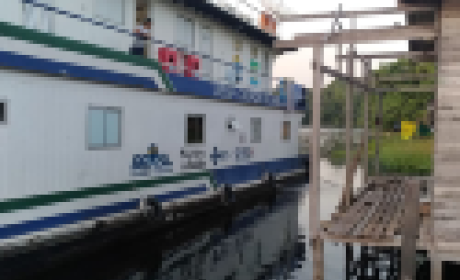 Barco grande atendendo população ribeirinha