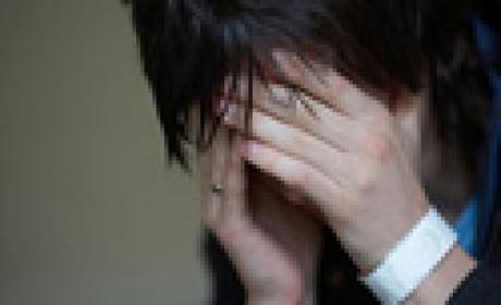 Pessoas com baixa escolaridade, mulheres e desempregados são mais afetados Foto de pessoa com as mãos no rosto