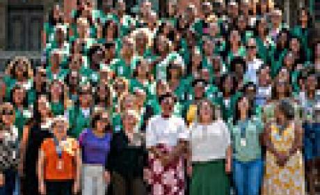 Mulheres reunidas em frente ao Castelo Mourisco