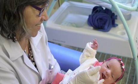 Foto: IFF/Fiocruz Mulher segurando um bebê