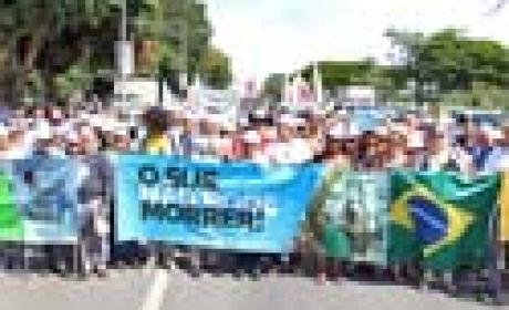Imagem: divulgação Pessoas na rua marchando em defesa do SUS